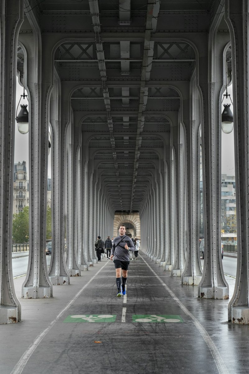 Coureur sous le viaduc métallique du pont de Bir-Hakeim, à Paris