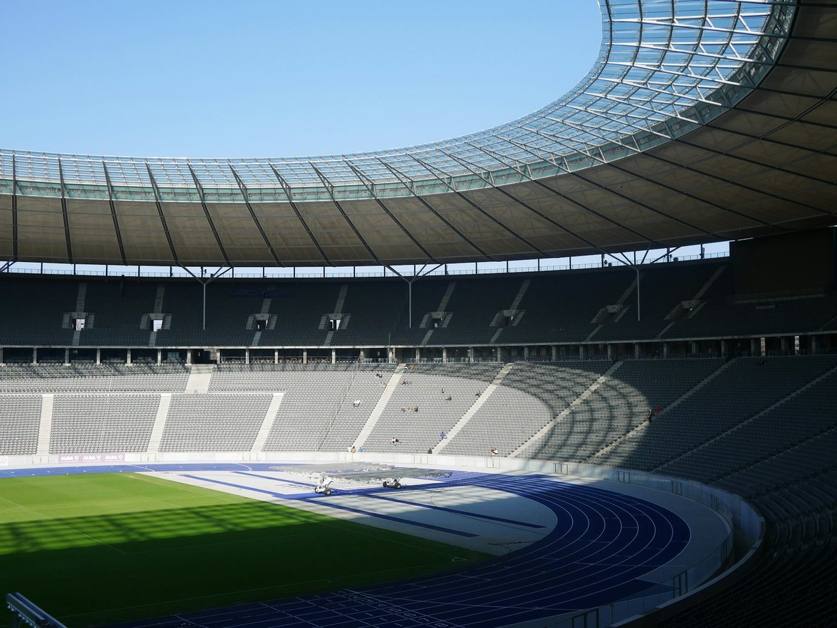 Tribunes et piste bleue du stade olympique de Berlin